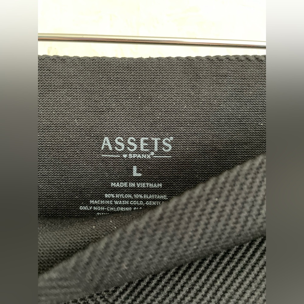Assets by Spanx women's large black athletic leggings - Picture 3 of 5